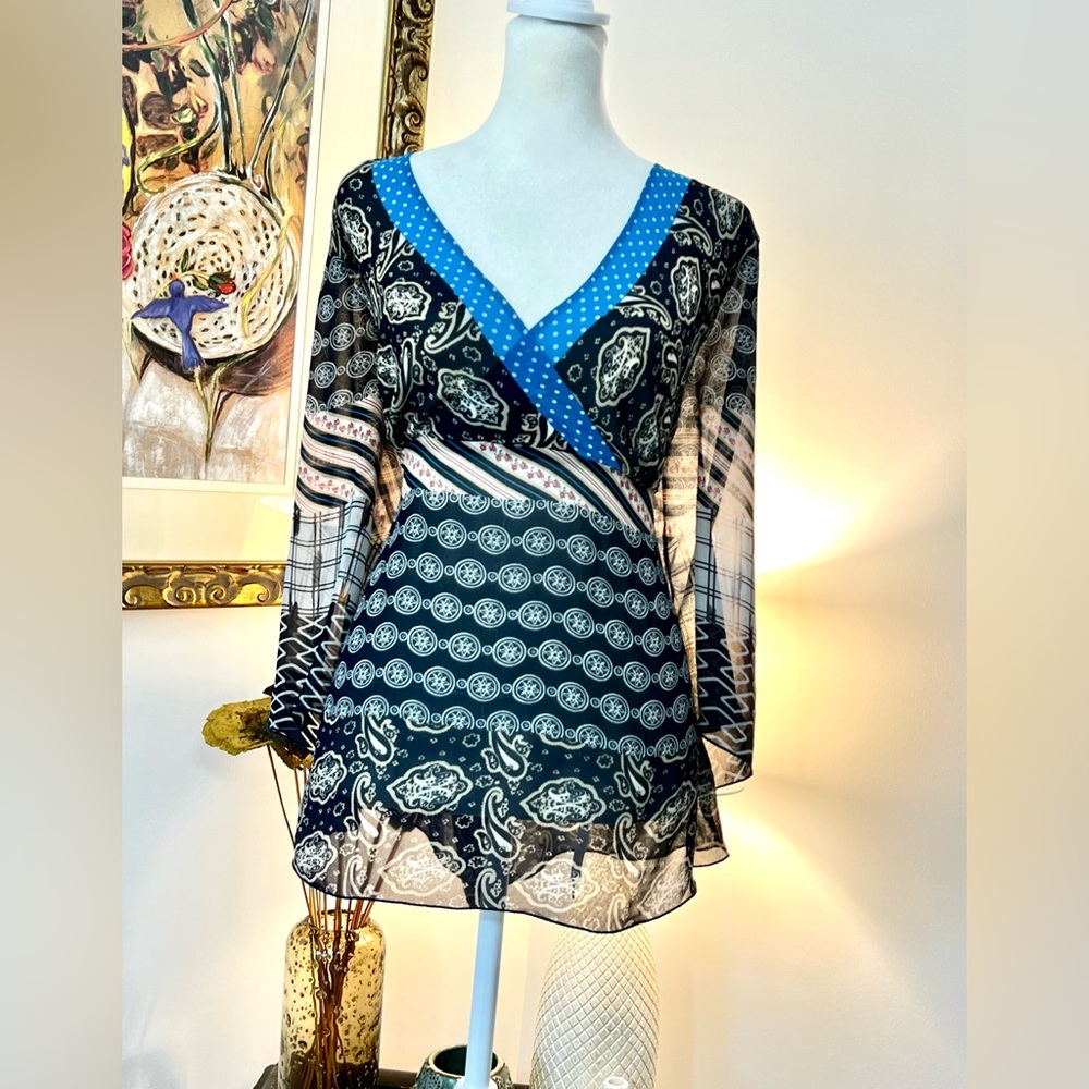 W Flattering Unique Patterned Blouse Size 14